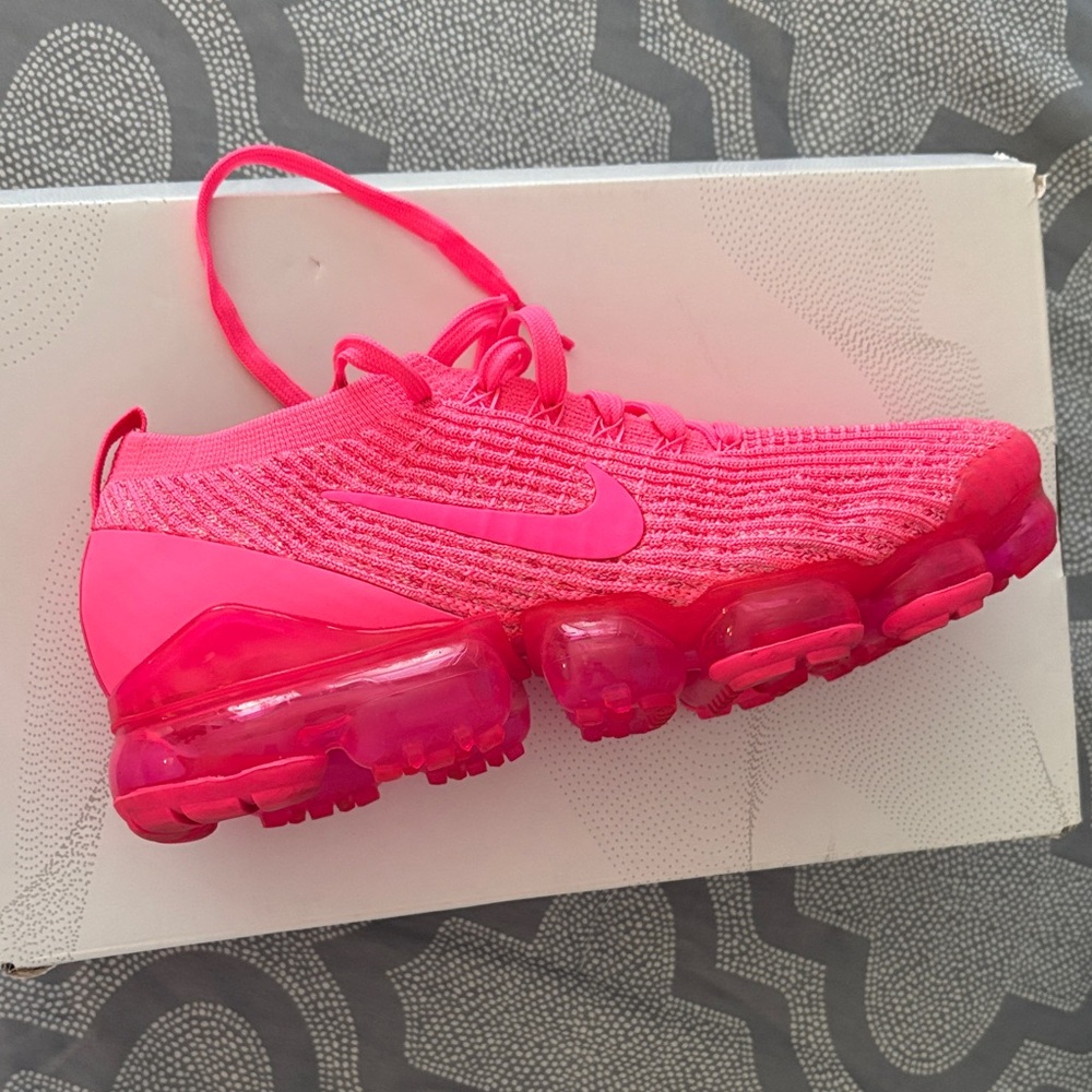 Nike Hot Pink Air VaporMax Flyknit Shoes size 9 worn once got wrong size